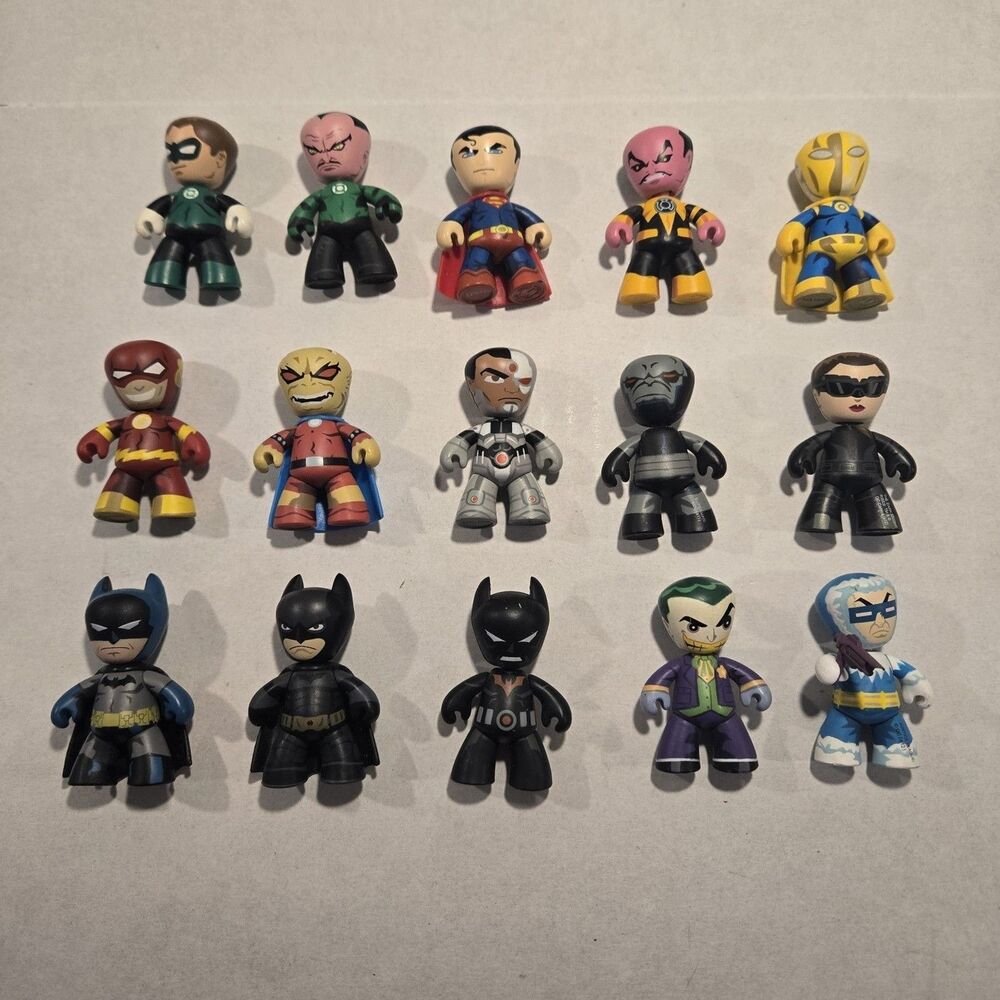 Lot of 15 DC Universe Mini Mez-Itz 2" Action Figures Mezco 2010 Batman Superman